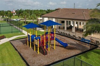 14625 Carva Ln in Ft. Myers, FL - Foto de edificio - Building Photo