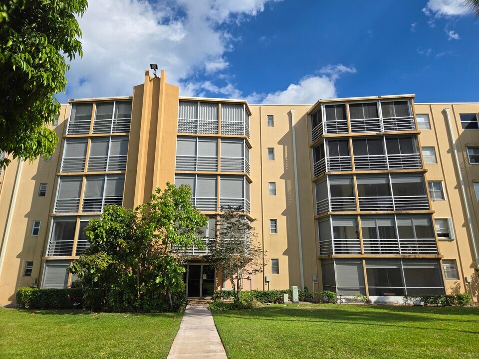5201 NW 2nd Ave in Boca Raton, FL - Foto de edificio