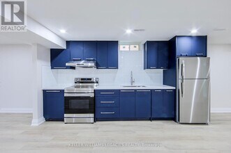 12 Midvale Heights Ln in Vaughan, ON - Building Photo - Building Photo