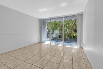 210 Fontainebleau Blvd in Miami, FL - Building Photo - Building Photo