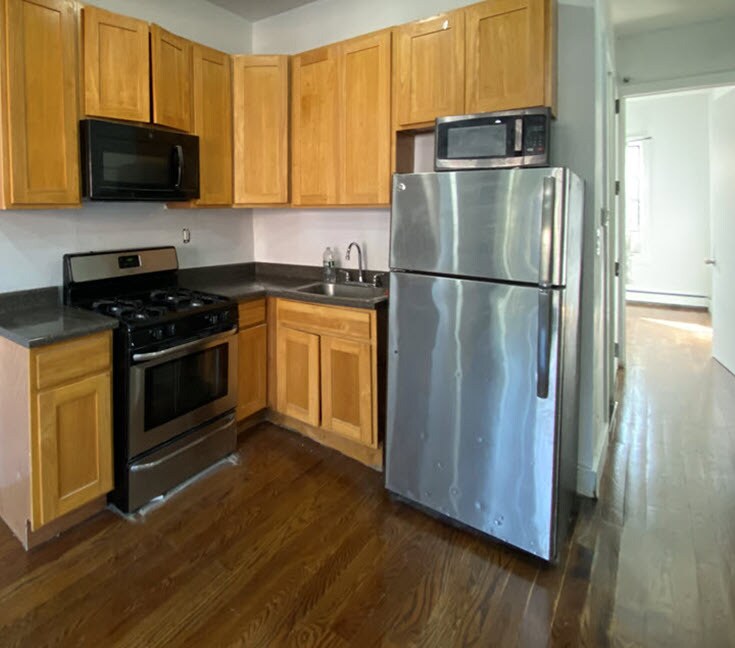 304 Bradford St, Unit 1 in Brooklyn, NY - Building Photo