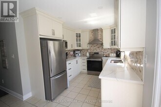 2504 Postmaster Dr in Oakville, ON - Building Photo - Building Photo