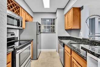 2810 N Oakland Forest Dr in Oakland Park, FL - Building Photo - Building Photo