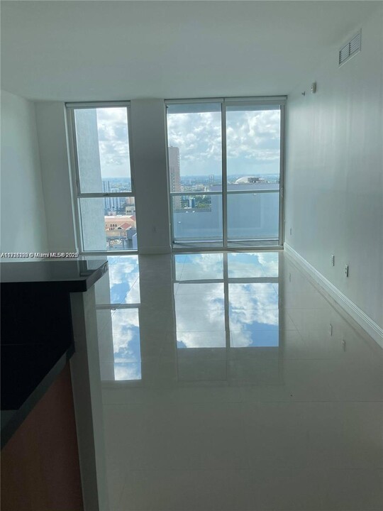 253 NE 2nd St, Unit 3506 in Miami, FL - Building Photo