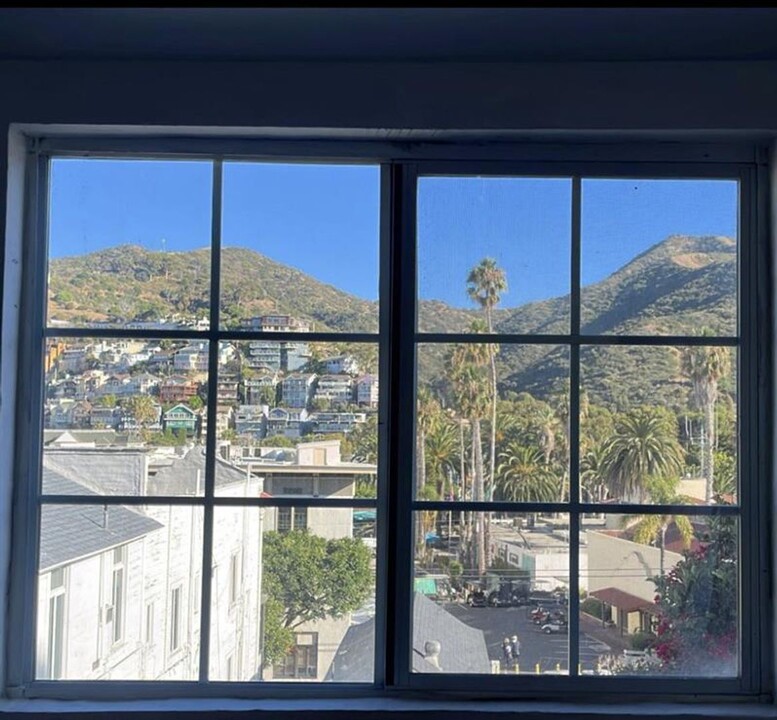 131-171 Metropole Ave in Avalon, CA - Building Photo