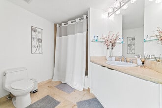 6515 Collins Ave, Unit 6515 in Miami, FL - Building Photo - Building Photo