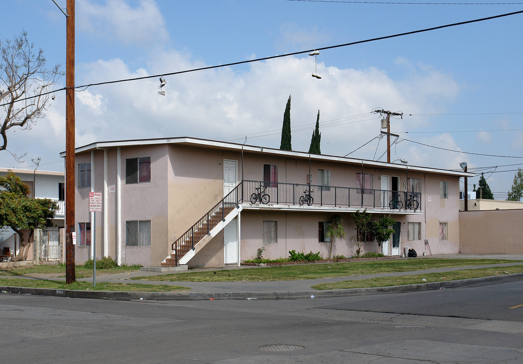 1901 W Myrtle St in Santa Ana, CA - Building Photo