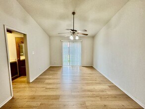 1018 Santa Barbara St in Los Banos, CA - Building Photo - Building Photo