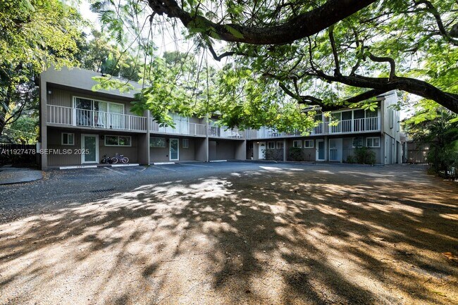 3028 Center St in Miami, FL - Building Photo - Building Photo