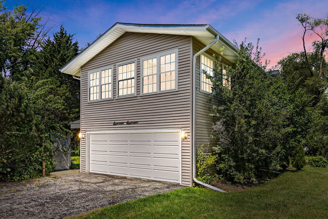 1717 N Happ Rd in Northbrook, IL - Foto de edificio