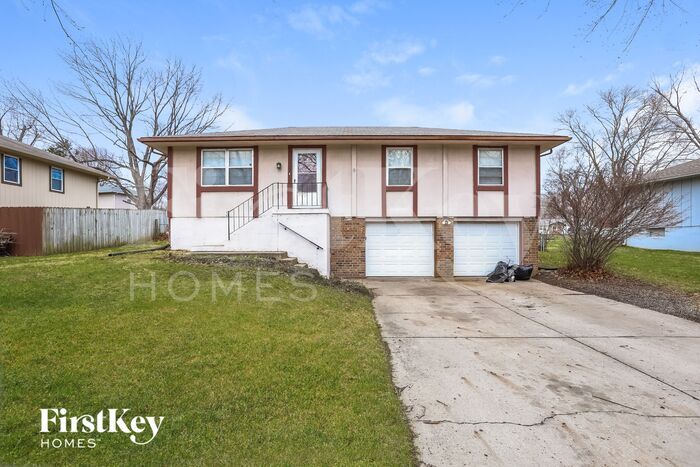 2217 SW Keystone Dr in Blue Springs, MO - Building Photo