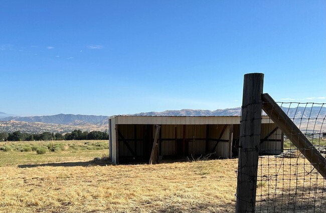 20669 Neely Ave in Tehachapi, CA - Building Photo - Building Photo