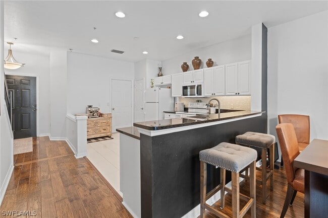 property at 941 Hampton Cir