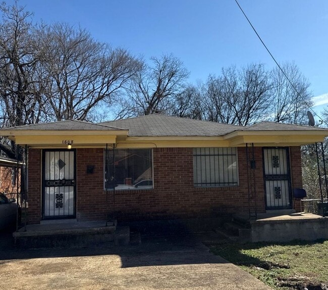 property at 1608 Oakwood St