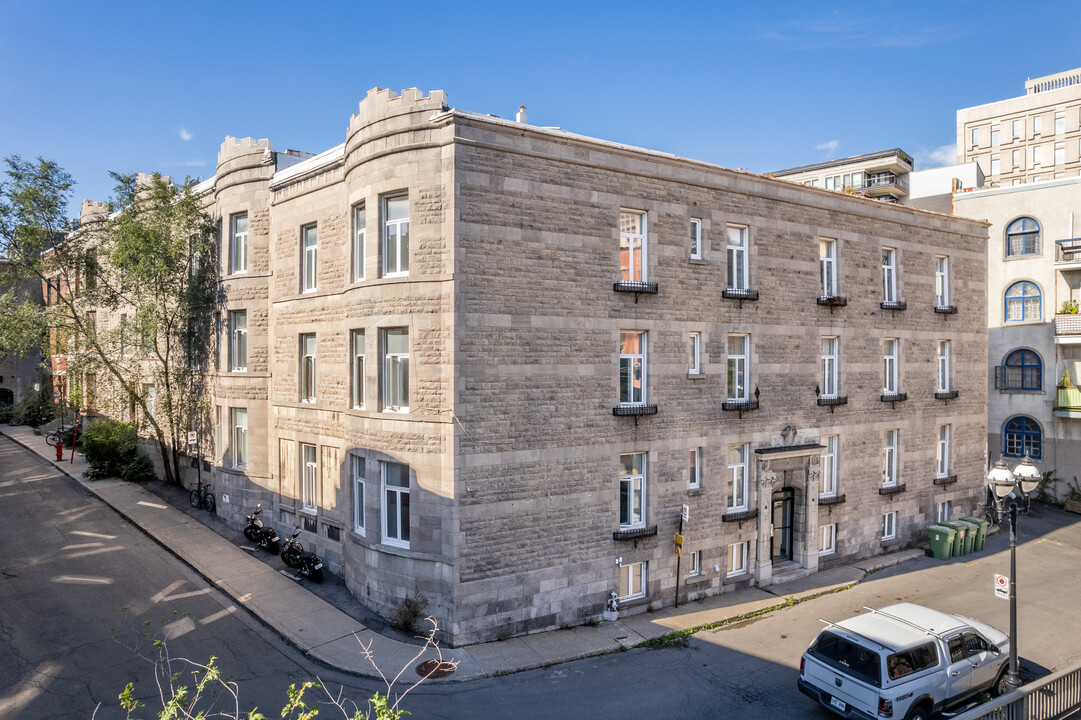 2100 Saint-Denis Rue in Montréal, QC - Building Photo