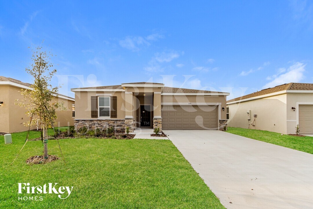 588 Crown Rose Dr in Bartow, FL - Foto de edificio