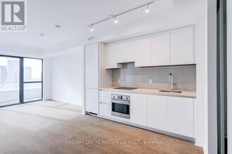 4015 The Exchange in Mississauga, ON - Building Photo - Building Photo