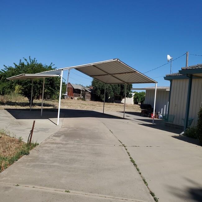 17001 Haskell Ln in Escalon, CA - Foto de edificio - Building Photo