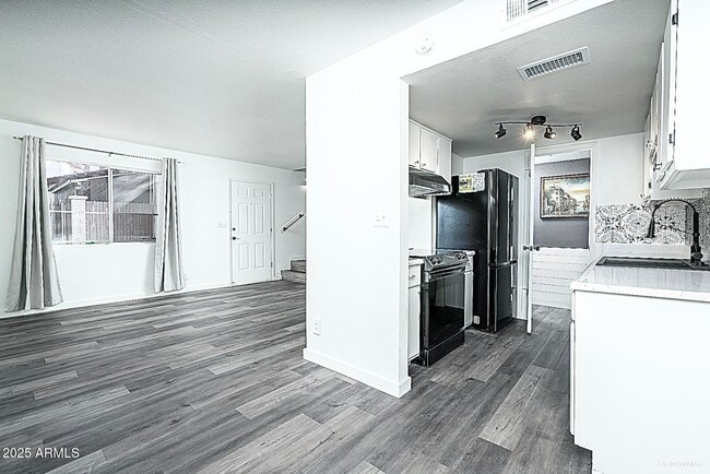 1231 E Lawrence Ln in Phoenix, AZ - Foto de edificio - Building Photo