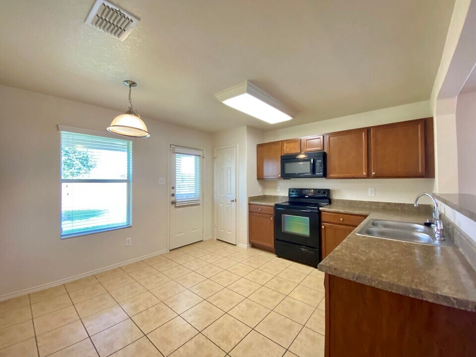 3608 Lazy Diamond in Selma, TX - Building Photo