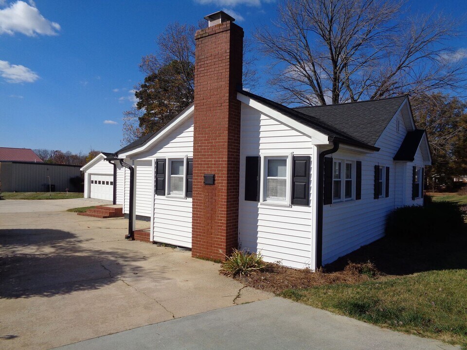 4880 Old Hollow Rd in Kernersville, NC - Building Photo