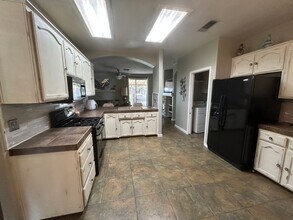 1162 Mission Dr in Lemoore, CA - Building Photo - Building Photo
