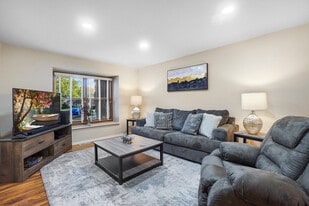 2323 Woodview Ln in Naperville, IL - Building Photo