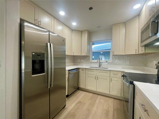 6300 Flotilla Dr, Unit 71 in Holmes Beach, FL - Building Photo - Building Photo