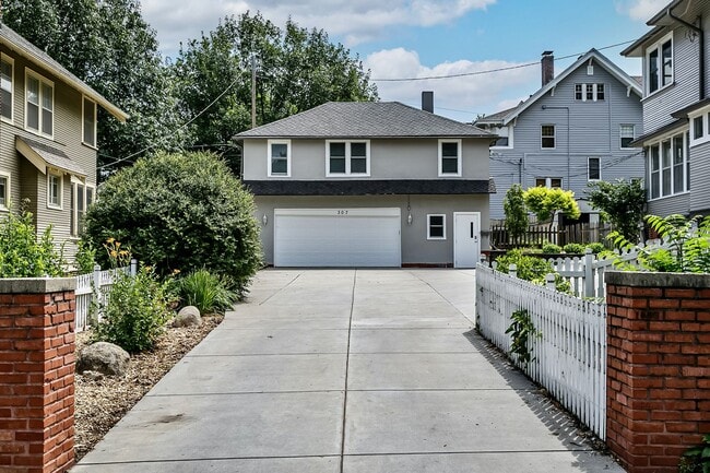 property at 307 N 41st Ave