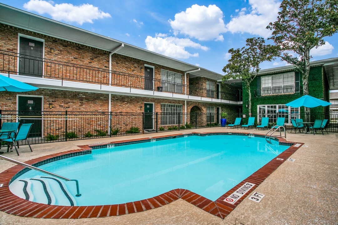 Bellaire Oaks Apartments in Houston, TX - Building Photo