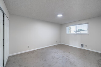 Burien Crest Apartments in Burien, WA - Building Photo - Interior Photo