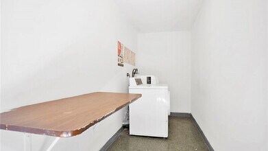 20235 Cohasset St, Unit 9 in Winnetka, CA - Foto de edificio - Building Photo