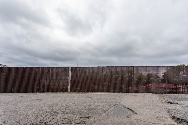 Readville Campus in Hyde Park, MA - Foto de edificio - Building Photo