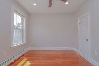 129 Harrishof St, Unit 3 in Boston, MA - Building Photo - Building Photo