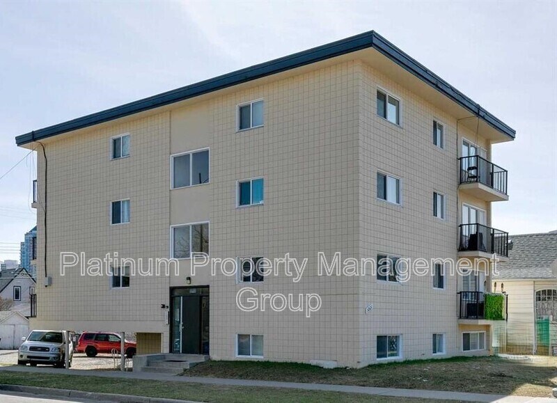 1001-1002 2 Ave NW in Calgary, AB - Building Photo