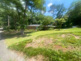 1524 Alpine Dr in West Columbia, SC - Building Photo