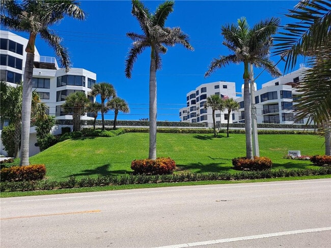 2565 S Ocean Blvd in Highland Beach, FL - Building Photo - Building Photo