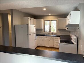 12 Beacon St in Westerly, RI - Foto de edificio - Building Photo