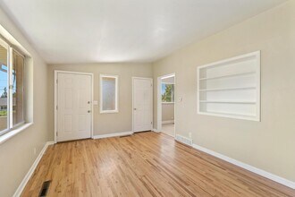 4243 S Lynne Ln in Holladay, UT - Foto de edificio - Building Photo