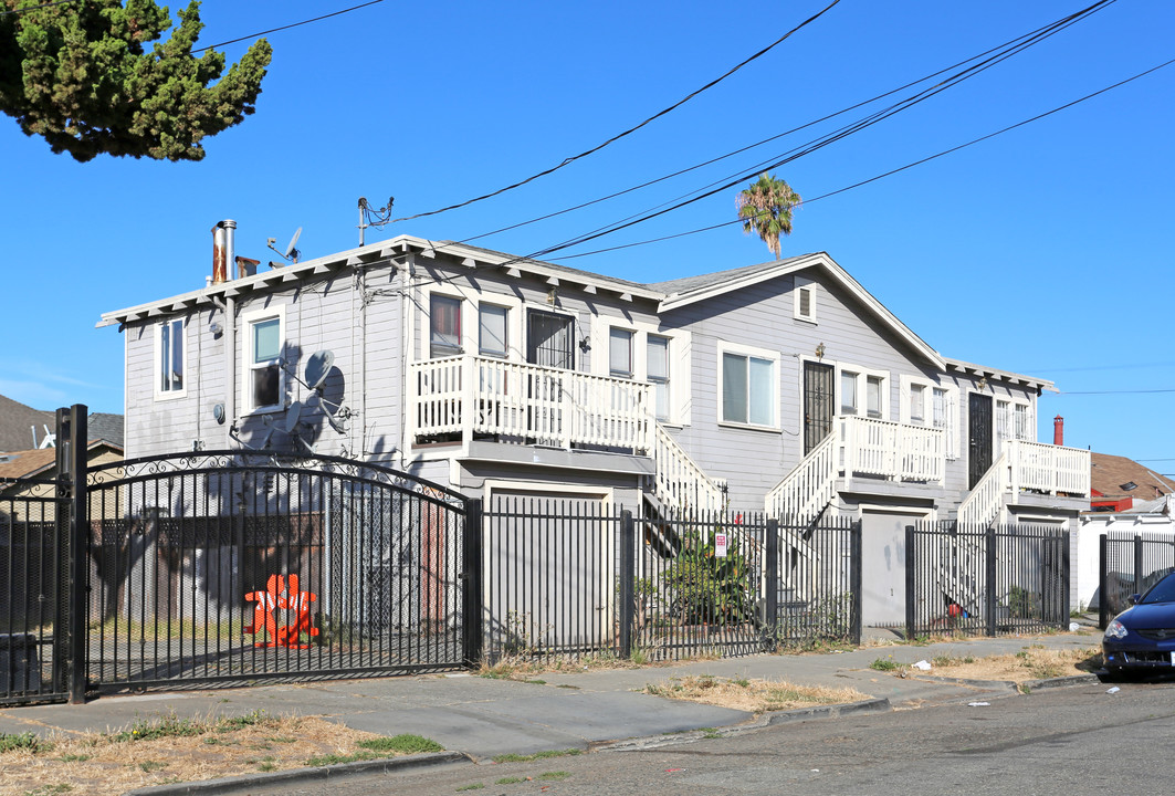 9415-9421 Peach St in Oakland, CA - Building Photo