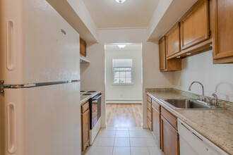 Colonial Manor Apartments in Poughkeepsie, NY - Building Photo - Interior Photo