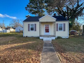 305 Stonewall Ave in Hopewell, VA - Building Photo
