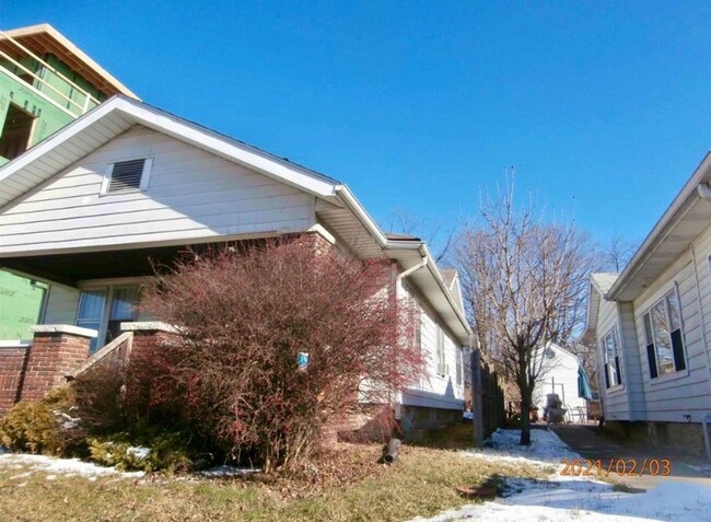 1303 S Walnut St in Bloomington, IN - Foto de edificio - Building Photo