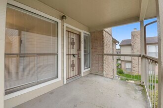 2100 Wilcrest Dr in Houston, TX - Foto de edificio - Building Photo