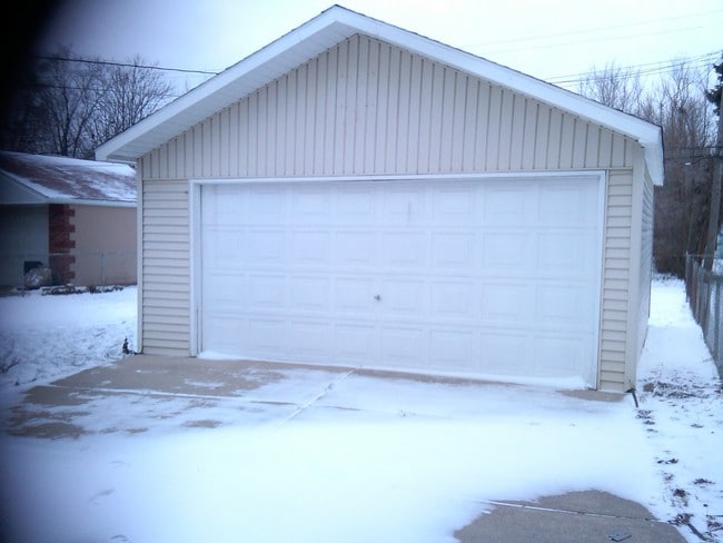 16621 Wilson Ave in Eastpointe, MI - Building Photo - Building Photo