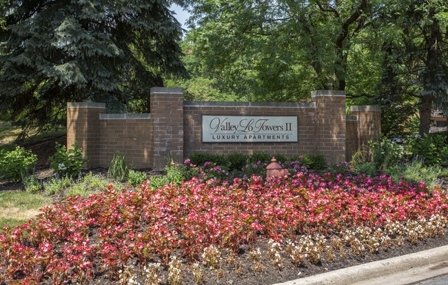 Valley Lo Towers in Glenview, IL - Building Photo - Building Photo
