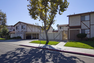 Bay Pointe Apartments in Chula Vista, CA - Building Photo - Building Photo