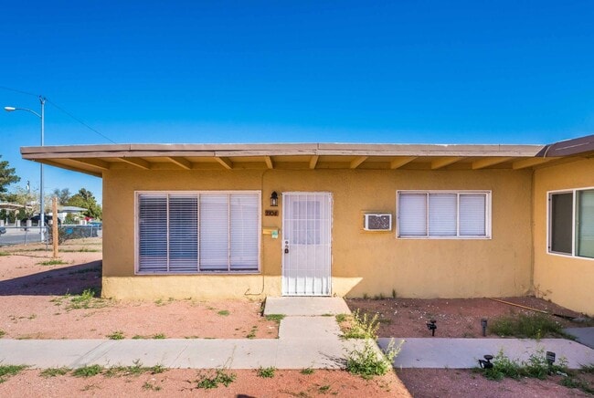2104-2106 White St in North Las Vegas, NV - Building Photo - Building Photo