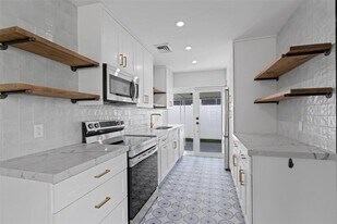 2000 SE 26th Ave in Fort Lauderdale, FL - Building Photo