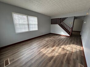 4801 Lady Jane Ave, Unit #29B in Hilliard, OH - Foto de edificio - Building Photo